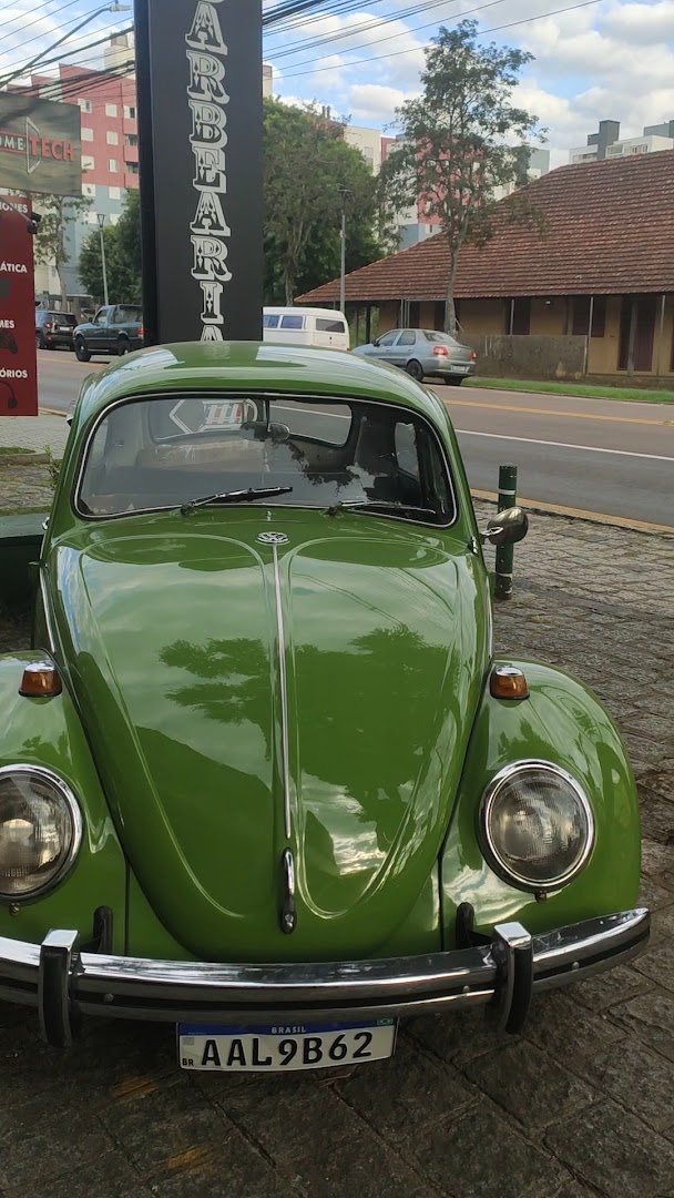 Fusca antigo estacionado na frente da Barbearia El Cabron's